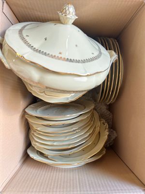 de nombreuses assiettes dans une boîte en carton munie d'un couvercle