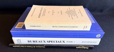 trois livres sont empilés sur une table