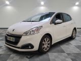 la voiture blanche est garée sur un carrelage à carreaux