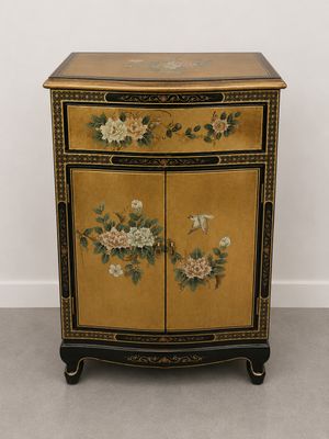 une image représentant un petit meuble orné de fleurs peintes