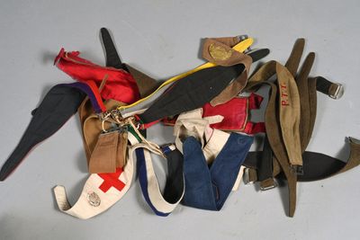 de nombreuses paires de chaussures qui traînent par terre