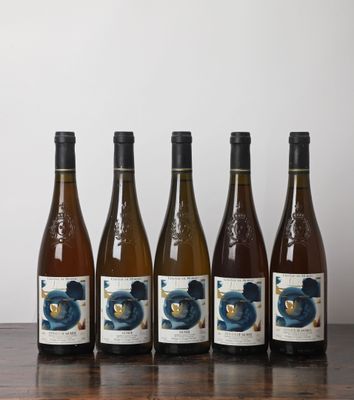 six bouteilles de vin sont alignées sur une table en bois