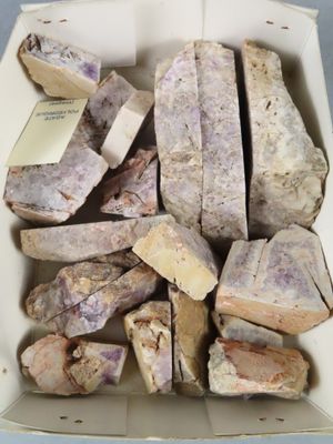 une boîte blanche remplie de morceaux de roche