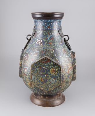 une image représentant un vase posé sur une table