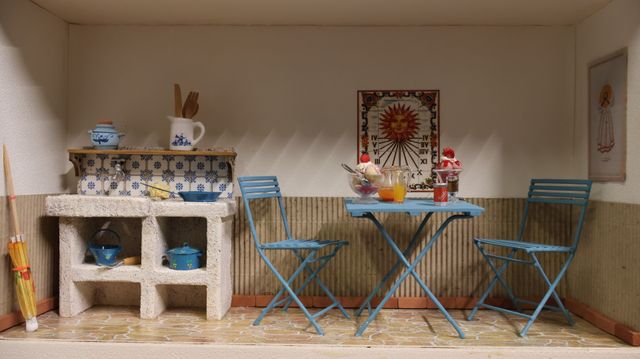 Diorama. Composition miniature, dans une vitrine en bois, vitre e...