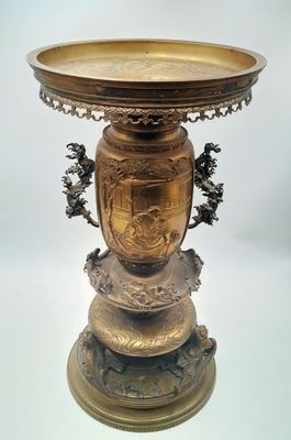 ASIE. Sellette en bronze à décor de scène animées, anse à dé…