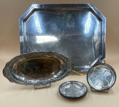 un plateau en argent avec un miroir et un plateau en argent avec un plateau en argent