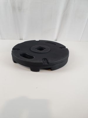un gros plan d'un objet en plastique noir posé sur une surface blanche
