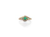 une bague en émeraude et diamant