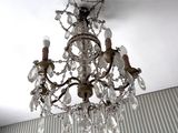 un lustre suspendu au plafond d'une pièce