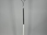 un porte-manteaux blanc avec une patère noire et blanche