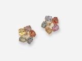 une paire de boucles d'oreilles à clous en pierres multicolores sur fond blanc