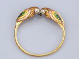 une image montrant un gros plan d'une bague ornée de deux perroquets