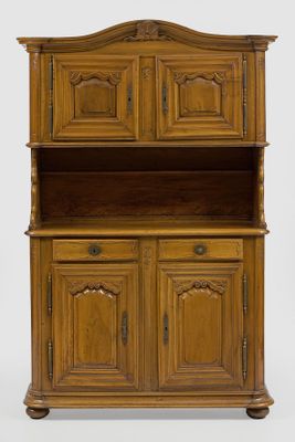 un meuble en bois avec deux portes et deux tiroirs