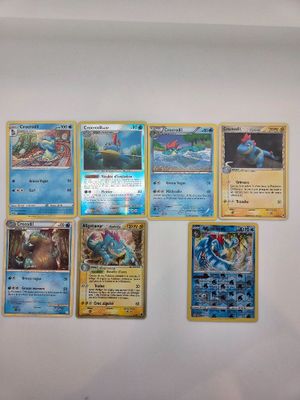 de nombreuses cartes Pokémon accrochées au mur d'une pièce