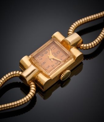 une image représentant une montre en or avec une chaîne, posée sur un fond noir