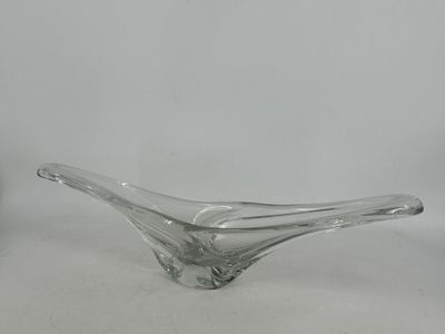 bol en verre transparent présentant un motif incurvé sur un fond blanc