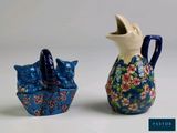 deux vases placés l'un à côté de l'autre sur une table