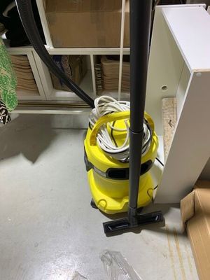 un aspirateur posé sur le sol d'une pièce