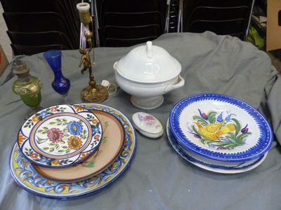 de nombreuses assiettes et bols posés sur une table recouverte d'une nappe bleue