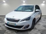 la voiture blanche est garée dans le garage sur le sol en damier