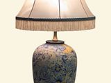 une lampe posée sur une table et munie d'un abat-jour
