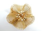 une broche en or ornée d'une multitude de perles