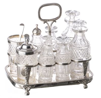 un plateau en argent sur lequel sont disposés de nombreux objets en verre