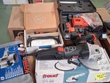 une table sur laquelle se trouvent des outils et une boîte posée sur la table