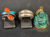 trois anneaux et un anneau surmonté d'un Bouddha assis