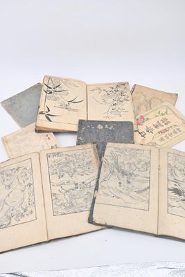 une pile de vieux livres posés sur une table