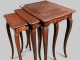 deux tables avec un plateau et des pieds en bois, sur fond gris