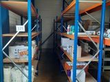 de nombreuses étagères dans l'entrepôt, sur lesquelles sont posées des cartons