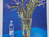 une photo représentant un vase de fleurs et une bouteille d'eau posés sur une table