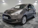 La Ford Fiesta grise est garée sur un sol en carrelage à damier.