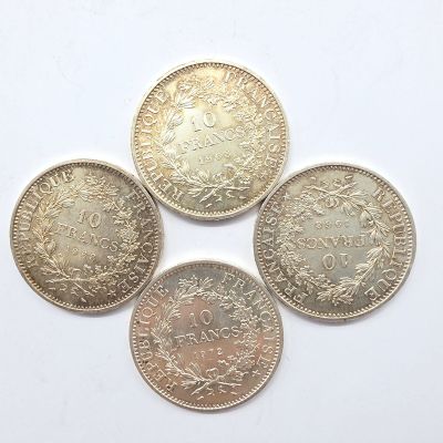 cinq pièces de monnaie britanniques différentes sur un fond blanc