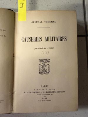 un livre ouvert sur une table