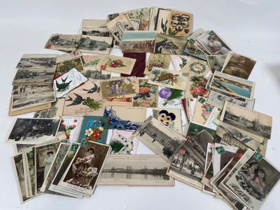 une pile de vieilles cartes postales sur une table