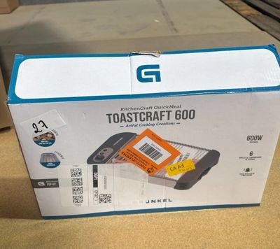emballage d'une boîte contenant un téléphone, posée sur une table