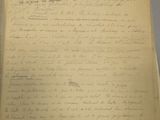 un vieux document écrit posé sur une table