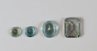 AIGUE-MARINES. Lot de 4 pierres en taille ronde, ovale et ém…