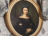 un tableau représentant une femme en robe noire accroché au mur