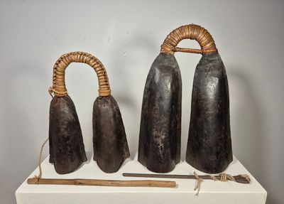 trois types de cloches exposées sur une table