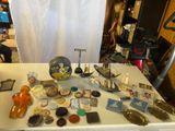 une table blanche sur laquelle sont posés de nombreux objets