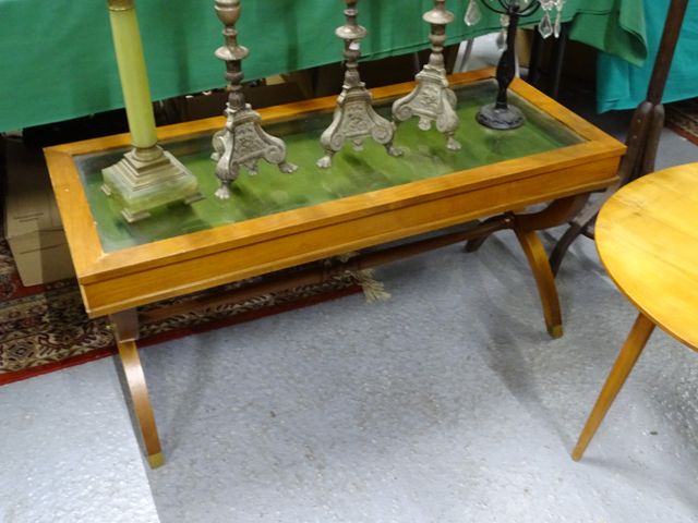 Table basse moderne piètement à entretoise, plateau vitrine L : 1...
