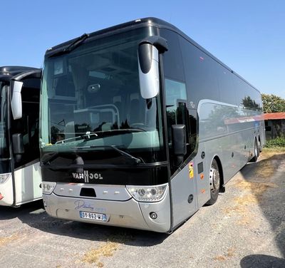 deux bus garés l'un à côté de l'autre sur le bord de la route