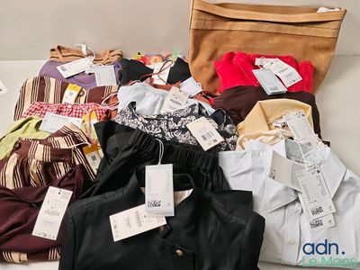 un tas de vêtements posés sur une table
