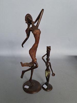 statue en bronze représentant une femme et un chat posée sur une table