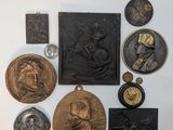 de nombreuses médailles accrochées au mur