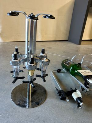 Lot comprenant 5 distributeurs portes-bouteilles dont un dou…